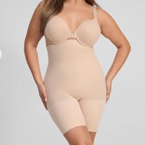 Spanx High-Waisted Mid-Thigh Short #2745 Size Small Nude Oat Shapewear NWOT